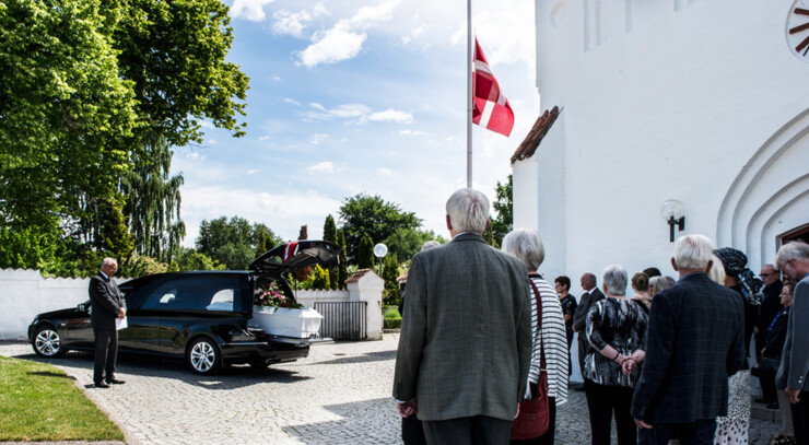 Flaget er altid på halvt ved en bisættelse eller en begravelse.