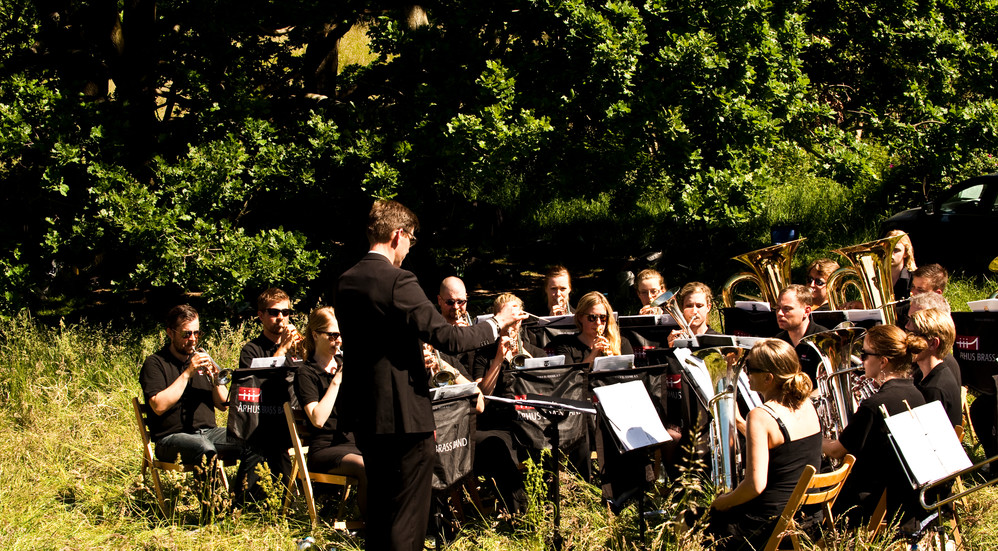 Friluftsgudstjenesten har også sang og musik, ofte med lokale orkestre