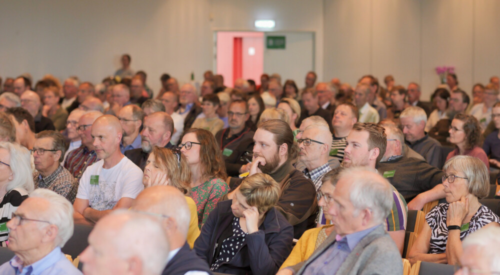 Tilhører lytter til oplæg på konferencen for Grøn Omstilling