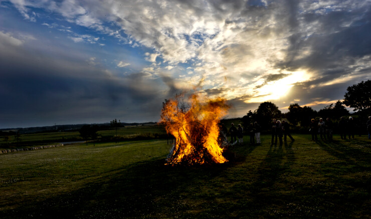 Der er tradition for bål, hekse, sang og magi til Sankt Hans