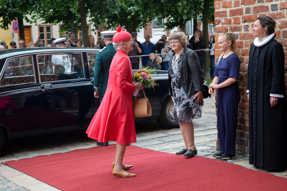 Dronning Margrethe og blomsterpige