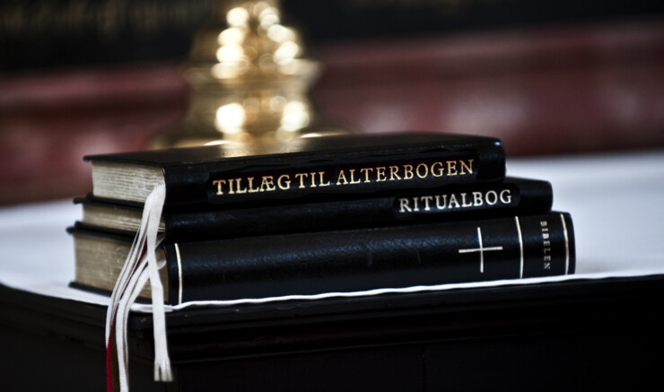 Bibel og ritualbog ligger på alteret i en kirke