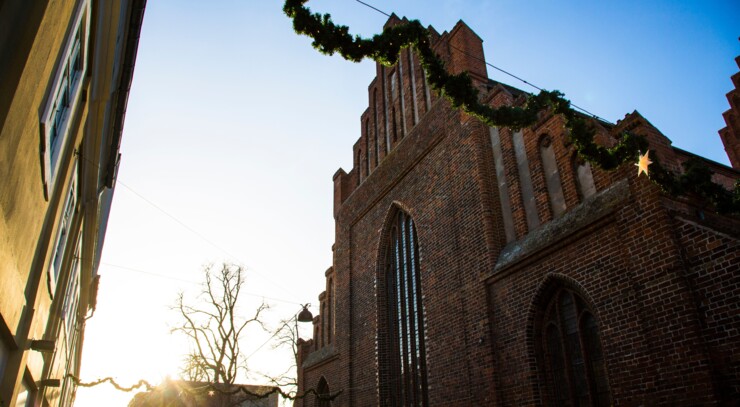 Køge kirke med julepynt