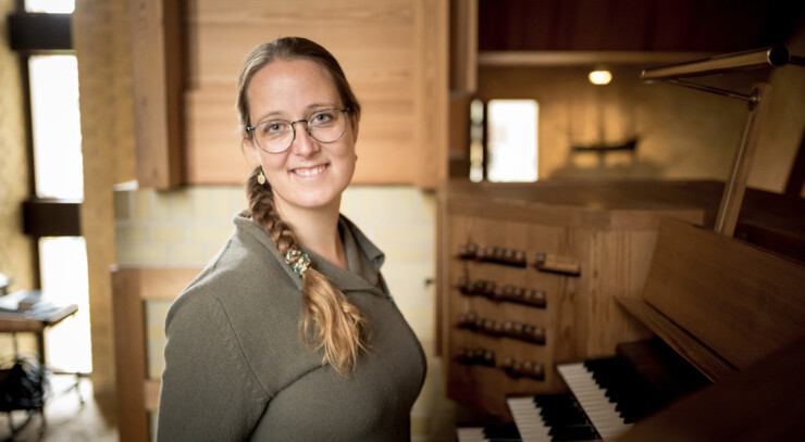 Organist Teresemarie Lisiux ved orglet i Nyvangskirken i Kalundborg