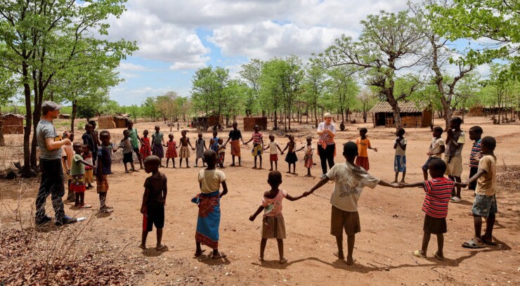 Sigrid Ringström laver sanglege med børn i Malawi