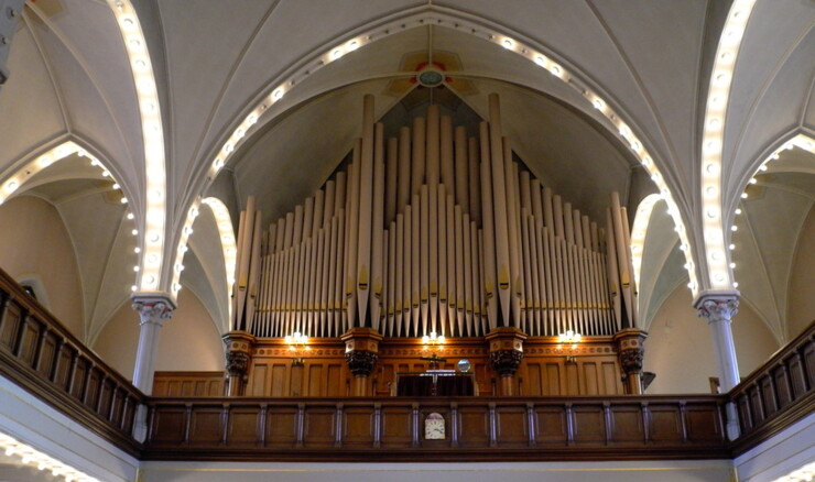 Menighedens sang ledsages ofte af orgelspil i lutherske kirker