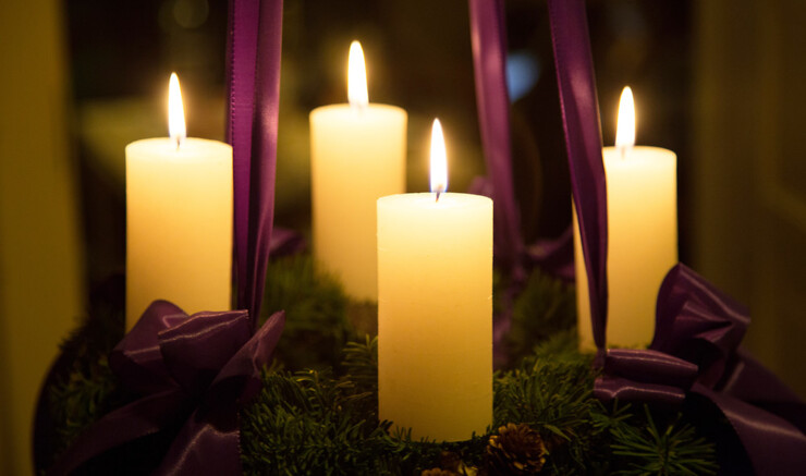 Fjerde søndag før juledag begynder adventstiden.