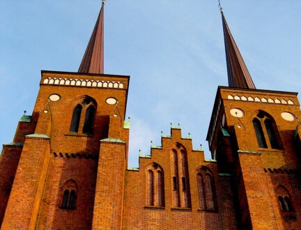 Roskilde Domkirkes tårne set nede fra gaden