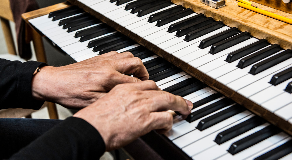 Organisten spiller præludium - forspil - oftest på orgel ved højmessens begyndelse